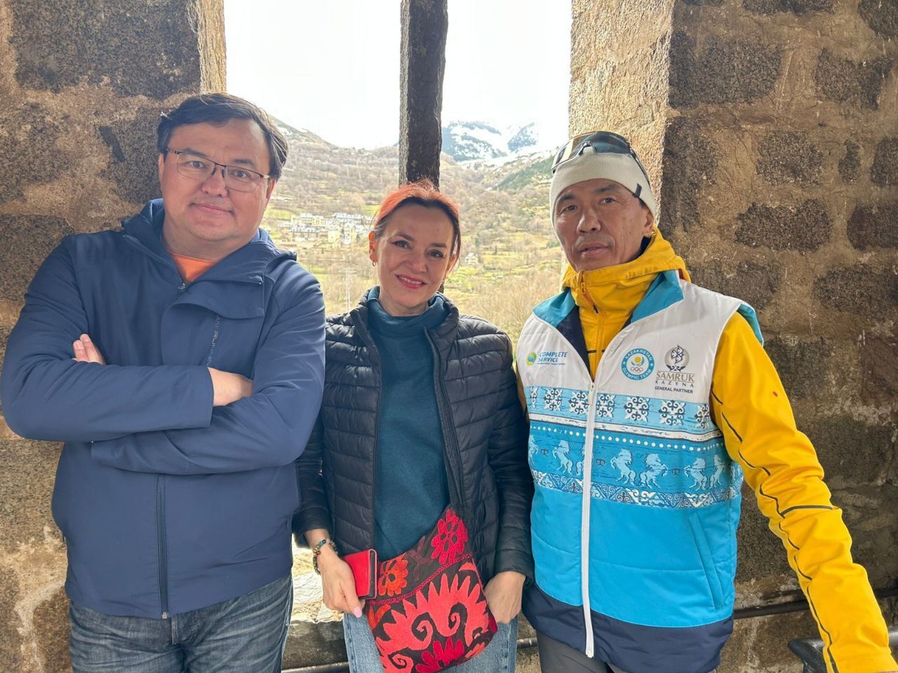 1. Казахстанские журналисты Руслан Сарсеев, Анастасия Наумецкая и Сункар Карабалин в церкви Святой Евлалии_Фото Сункара Карабалина.jpg