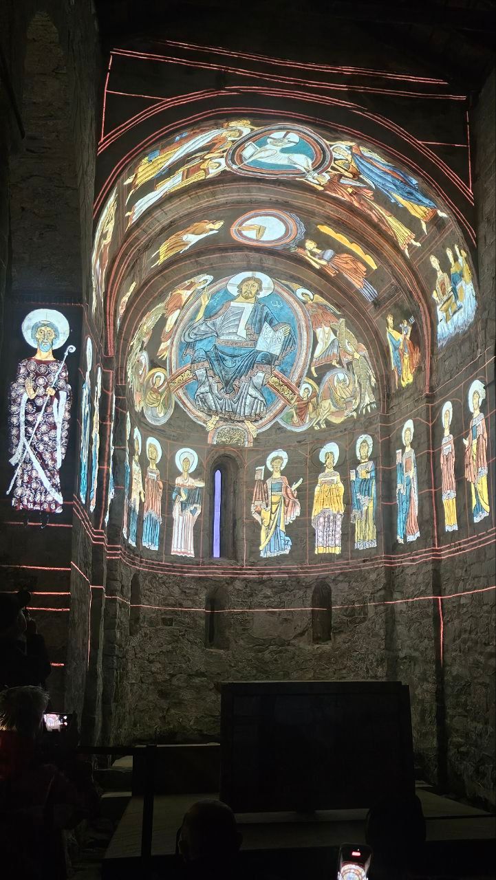 7 Интерактивная ожившая фреска с изображением Вседержителя, романская церковь Сан-Климент, XII век, Тауль, Каталония 1.jpg