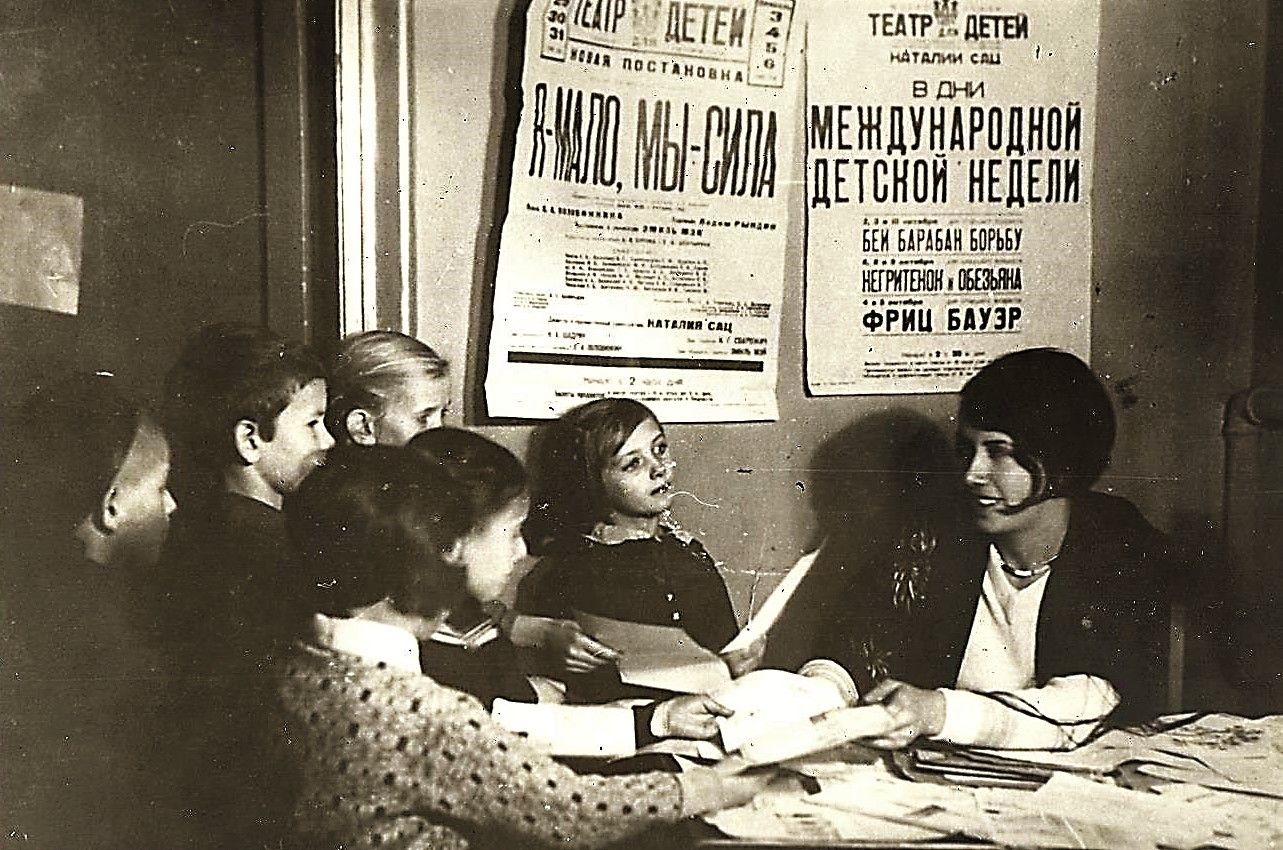 8 КП 330532-107. ДТФ 3604. Фотография. Сац Н.И. с детьми. Московский государственный театр для детей. 1931 г._1.JPG