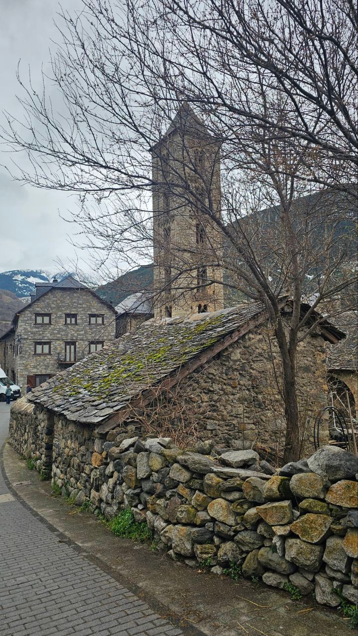 8 Каталонская деревня Эриль-ла-Валь и церковь Святой Евлалии, XI век 3.jpg