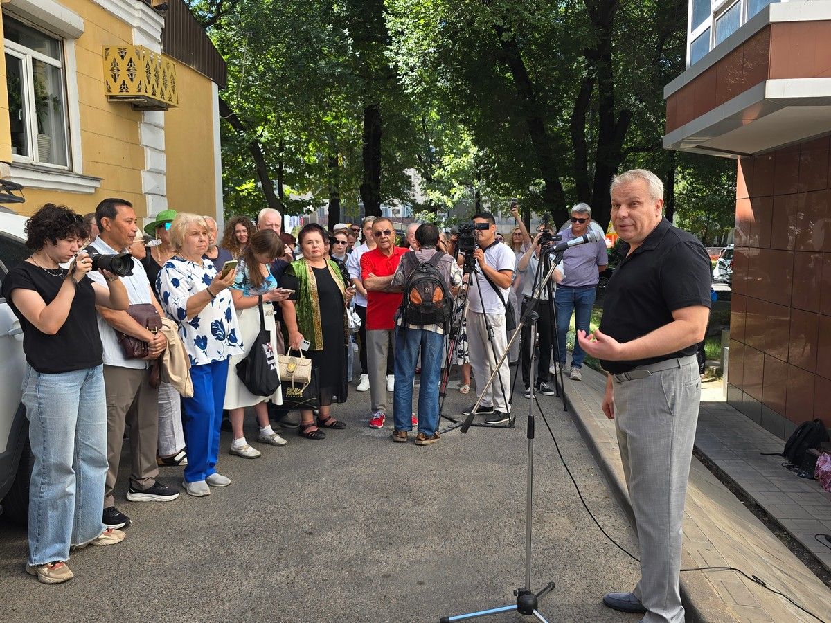Андриасян мемориальная доска (1).jpg