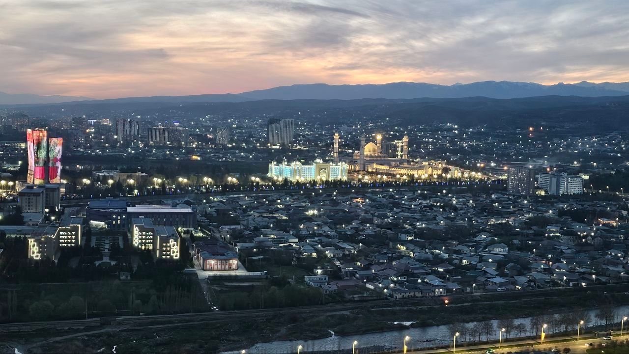 Душанбе Вечерний Душанбе, вид со смотровой площадки башни Истиклол 2.jpg