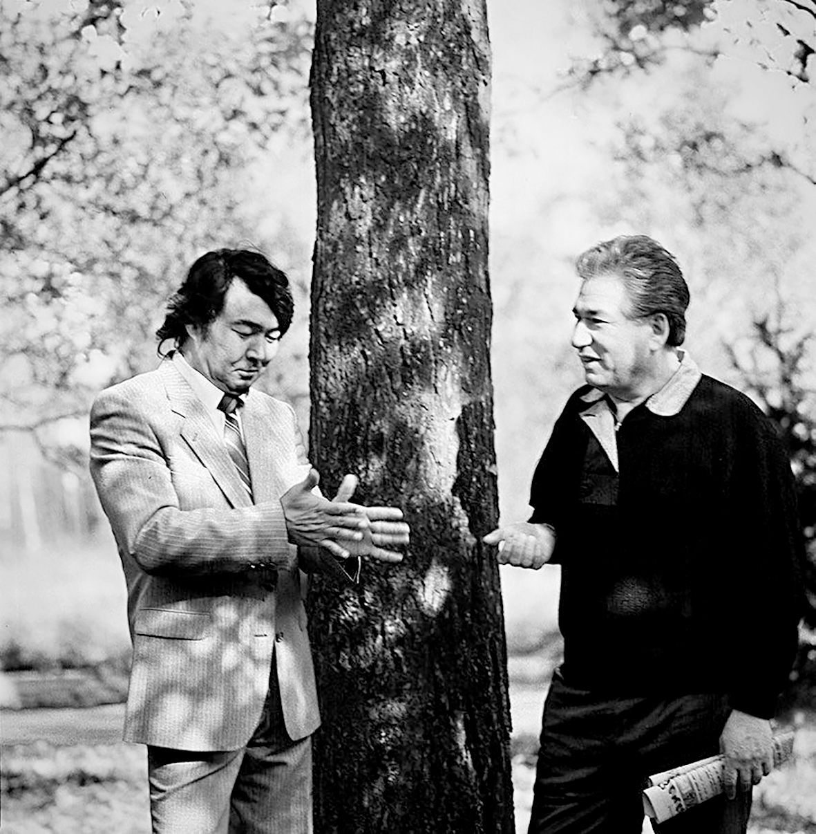 НП-14-Олжас 2. Олжас Сулейменов и Чингиз Айтматов (фото Г.Попова) ЧБ.jpg