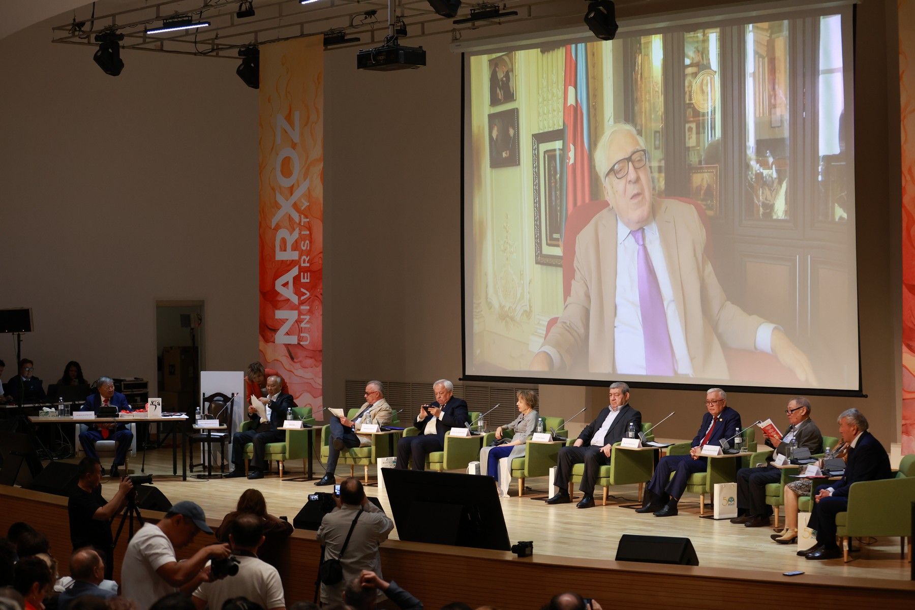 НП-14-Олжас Онлайн-выступление Анара Рзаева на международной конференции к 50-летию Аз и Я.JPG