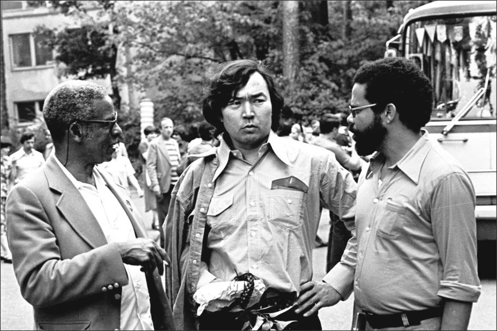 НП-14-Олжас С делегатами конференции писателей стран Азии и Африки.JPG