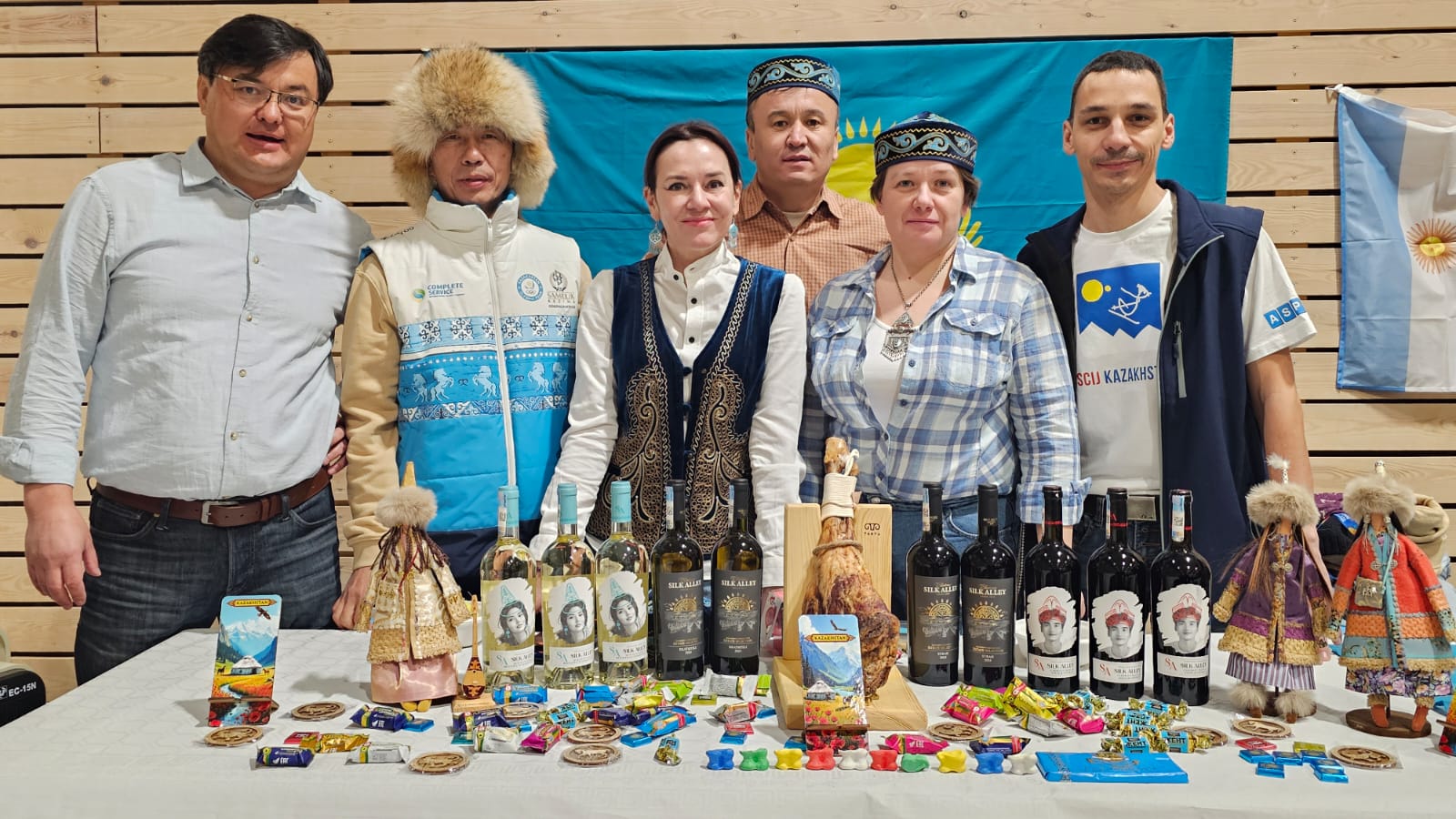 Наумецкая -Стол казахстанской команды на вечере National Party.jpeg