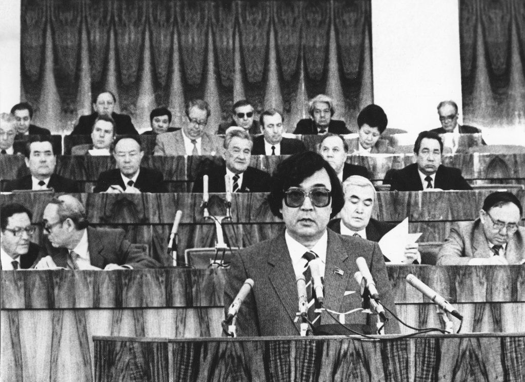 Олжас Сулейменов_выступление на партийном съезде.jpg