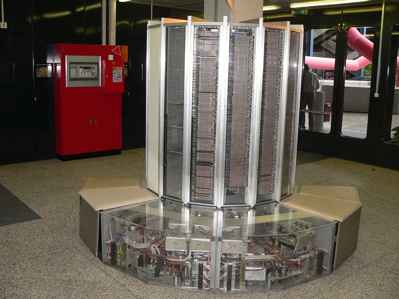 Первый суперкомпьютер Cray-1.jpg