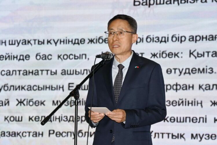 Щищанова Китай выставка Посол КНР.jpeg