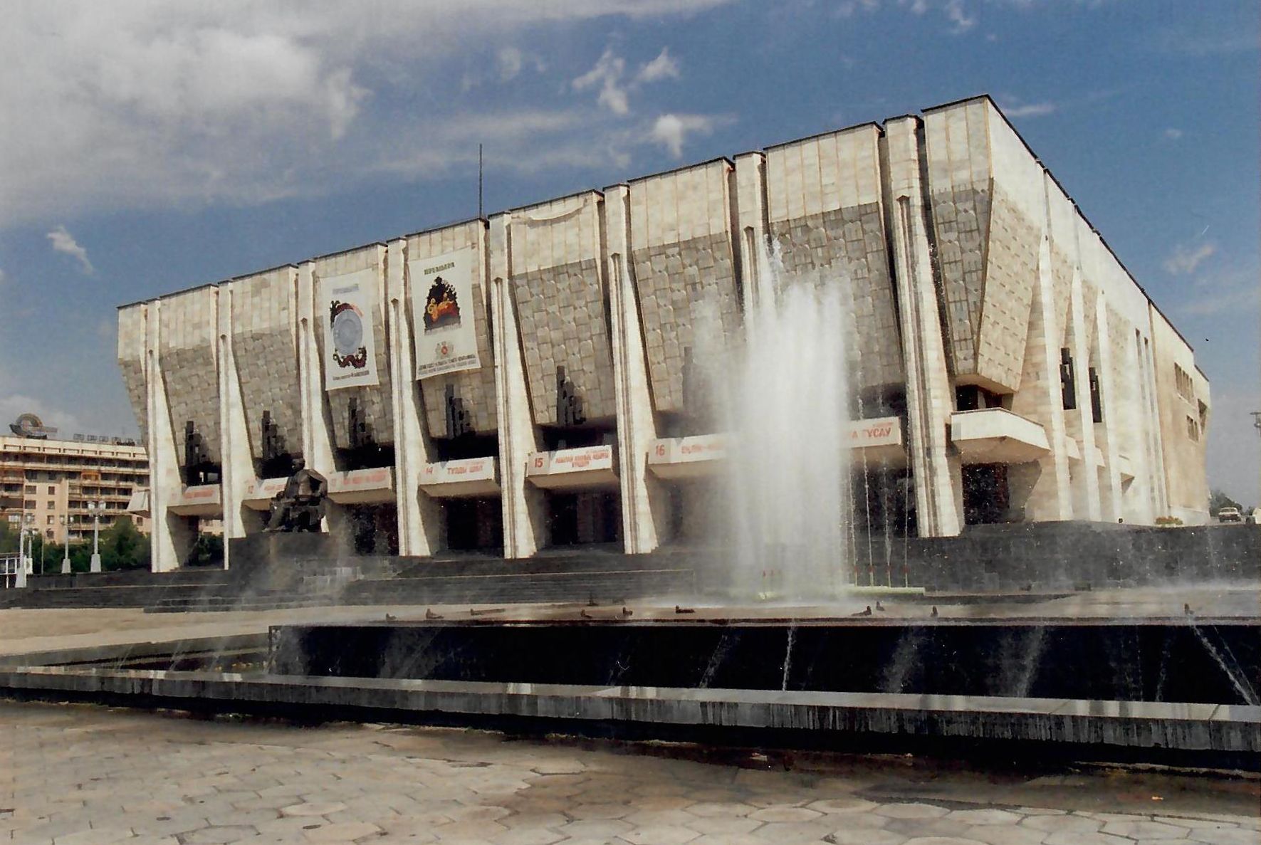 ТЕАТР АУЭЗОВА  (1).jpg