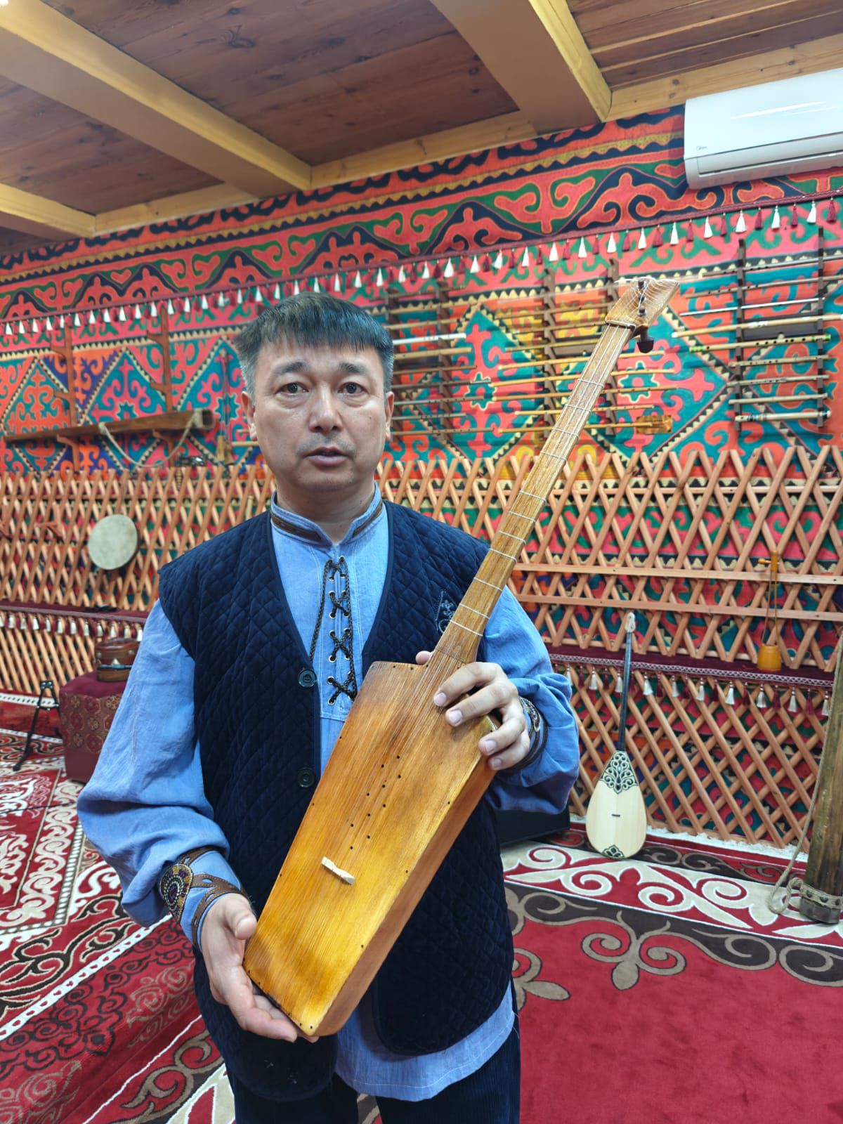 Жумагулова - Ернар Айтбаев представляет воссозданную в Музее искусств трехструнную домбру Абая(1).jpg